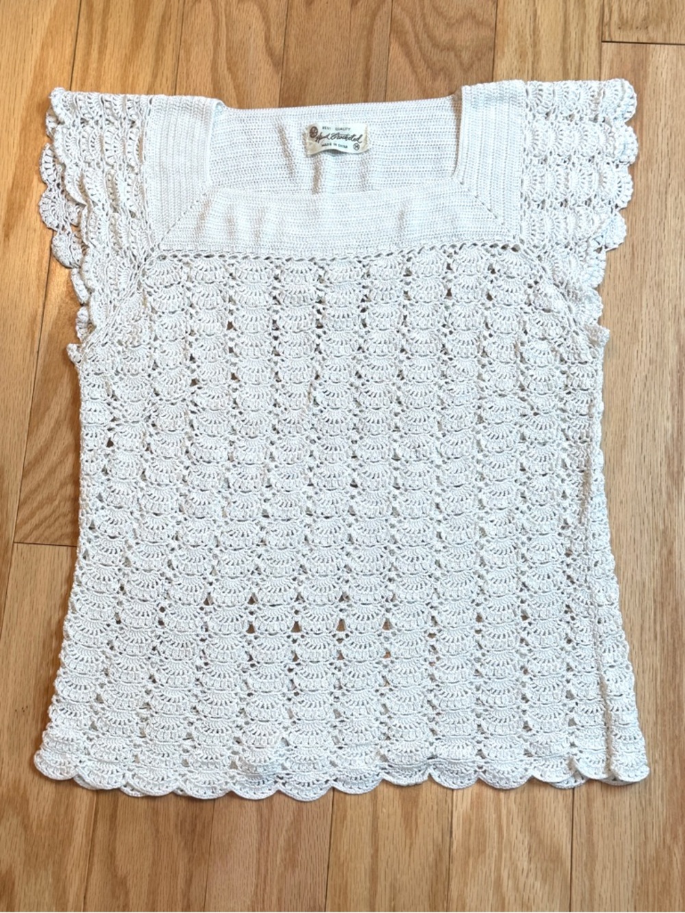 Vintage Crochet Lace Knit Scallop Cap Sleeve Women's Top in Ivory